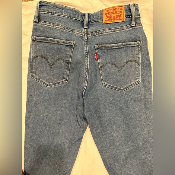 Levi’s 721 High Rise Skinny Jeans - Picture 4 of 4